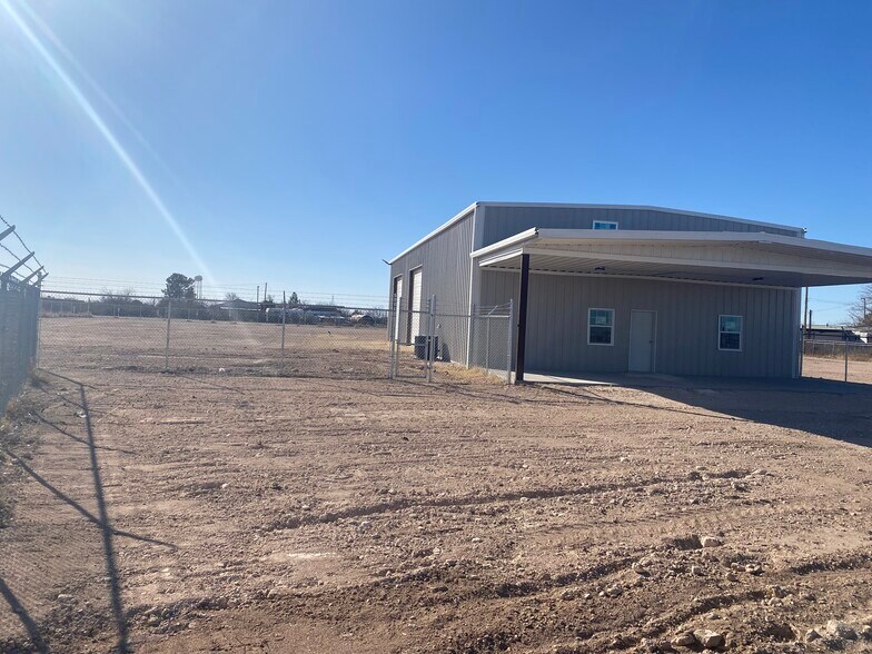 852 W 31st St, Monahans, TX à louer - Photo du bâtiment - Image 3 de 9