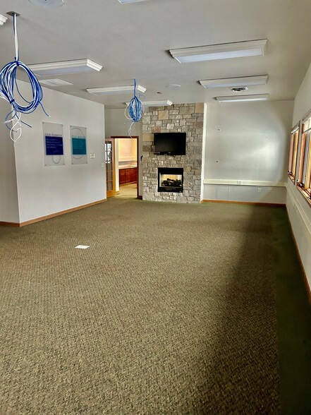 1325 S Main St, Fond Du Lac, WI for lease - Interior Photo - Image 2 of 7