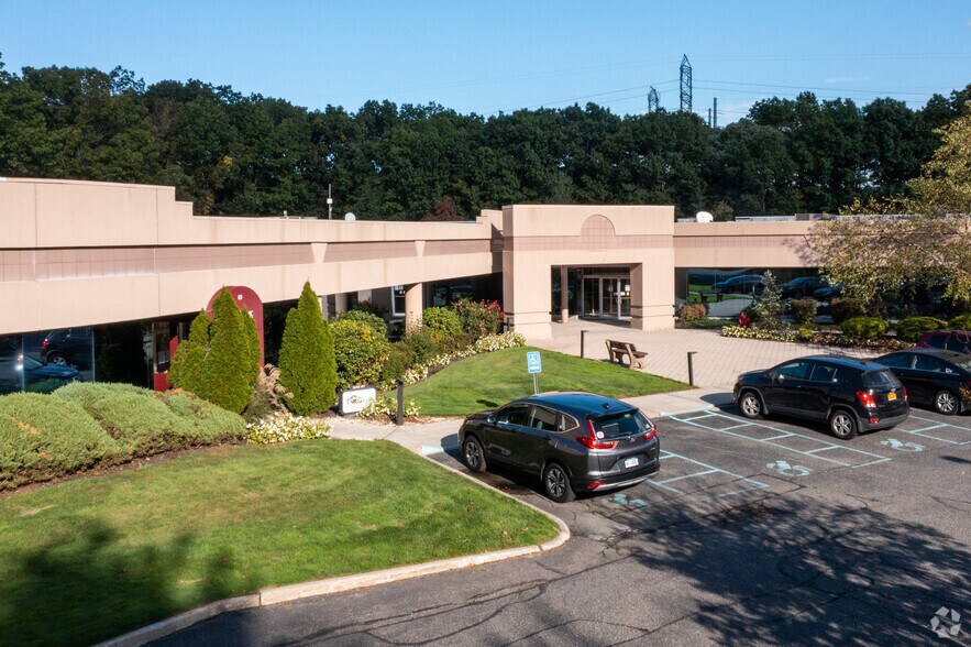 8 Technology Dr, East Setauket, NY à vendre - Photo du bâtiment - Image 1 de 13