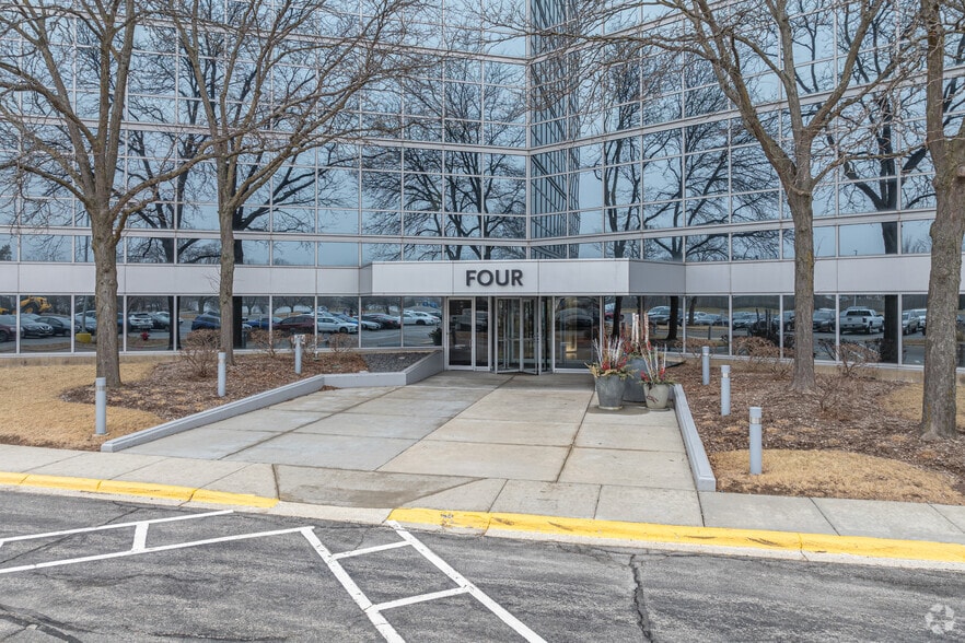4 Westbrook Corporate Ctr, Westchester, IL for lease - Building Photo - Image 3 of 3