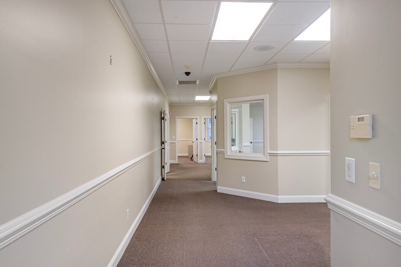 1905 Woodstock Rd, Roswell, GA 30075 - Unité 1 -  - Photo intérieure - Image 1 of 26