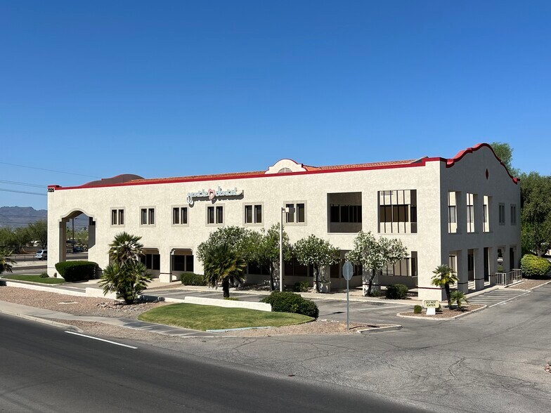7225 N Mona Lisa Rd, Tucson, AZ à louer - Photo du bâtiment - Image 2 de 11