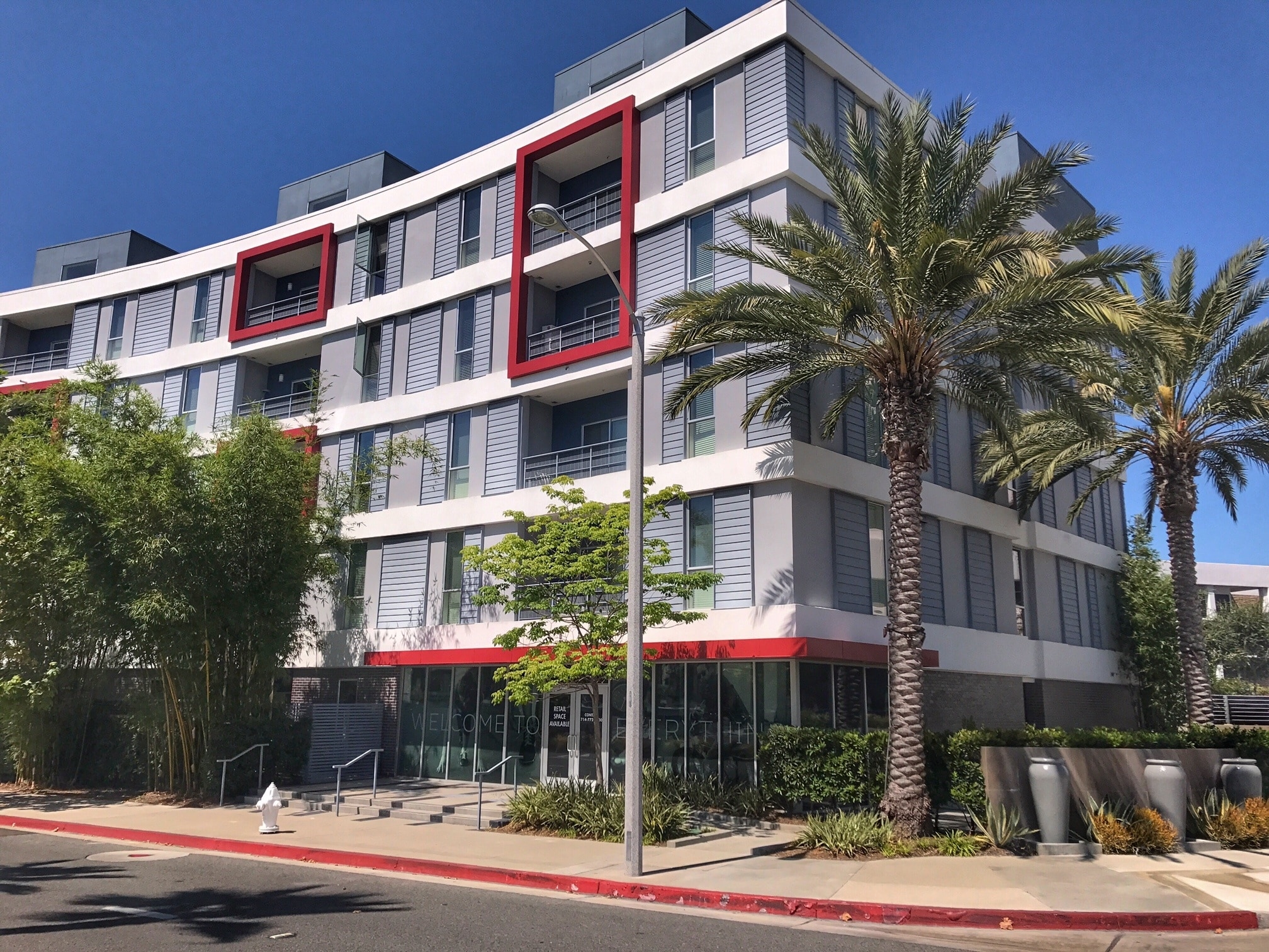 100 E MacArthur Blvd, Santa Ana, CA à louer Photo du bâtiment- Image 1 de 10