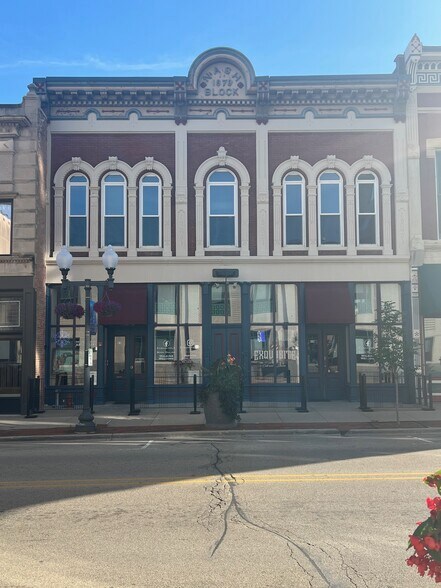 418-420 E State St, Rockford, IL for lease - Building Photo - Image 3 of 9