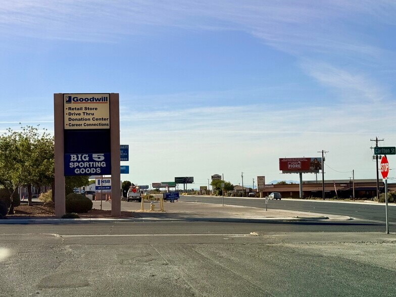1201 S Loop Rd, Pahrump, NV à louer - Photo du bâtiment - Image 3 de 7