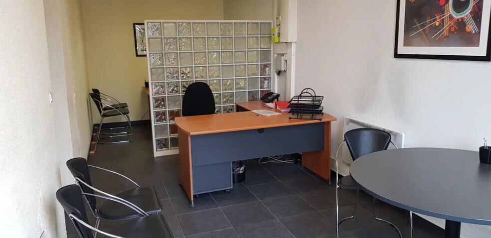 Office in Bordeaux for lease - Interior Photo - Image 2 of 4