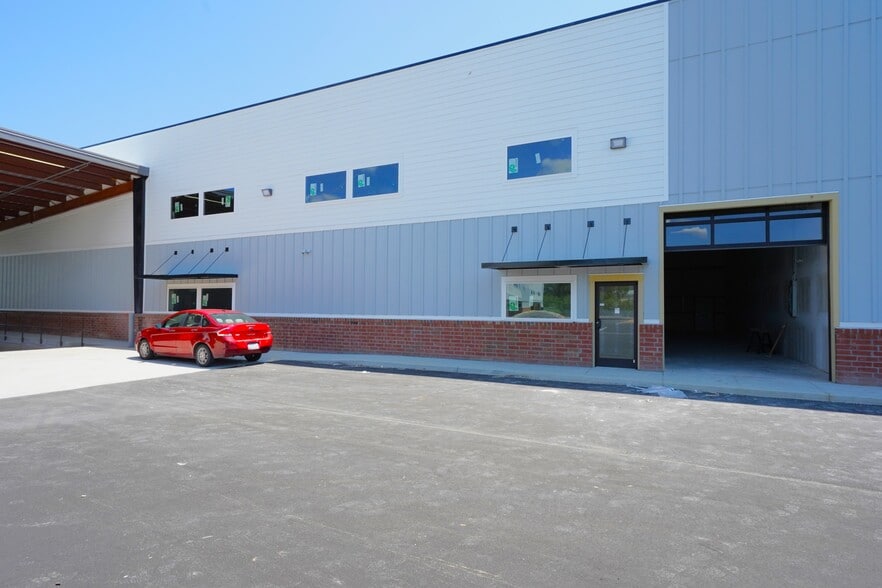 8120 Windsor Hill Blvd, North Charleston, SC for lease - Building Photo - Image 2 of 102