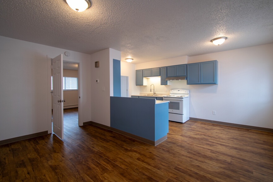 1428 S California Ave, Loveland, CO for sale - Interior Photo - Image 2 of 4