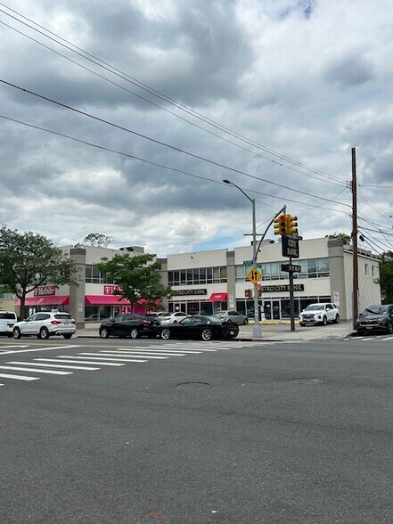 215-45 Northern Blvd, Bayside, NY à louer - Photo du bâtiment - Image 3 de 16