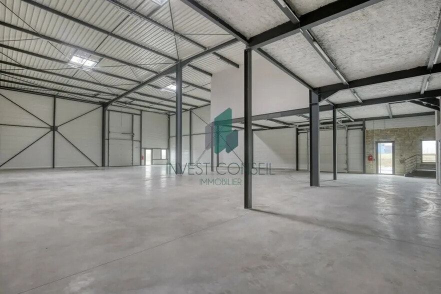 Local d'activités dans Persan à vendre - Photo du bâtiment - Image 2 de 8