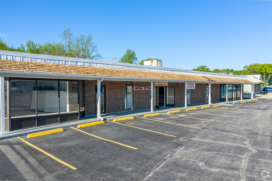 12119 Johnson Dr, Shawnee, KS for sale - Primary Photo - Image 1 of 61