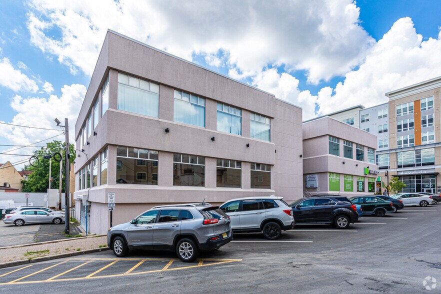 299 Glenwood Ave, Bloomfield, NJ à louer - Photo du bâtiment - Image 3 de 11