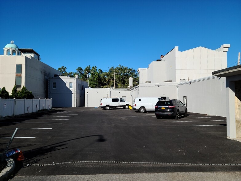 705 Middle Neck Rd, Great Neck, NY for lease - Building Photo - Image 2 of 13