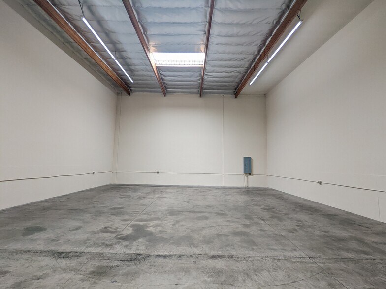 10928 Weaver Ave, South El Monte, CA à louer - Photo du bâtiment - Image 3 de 5