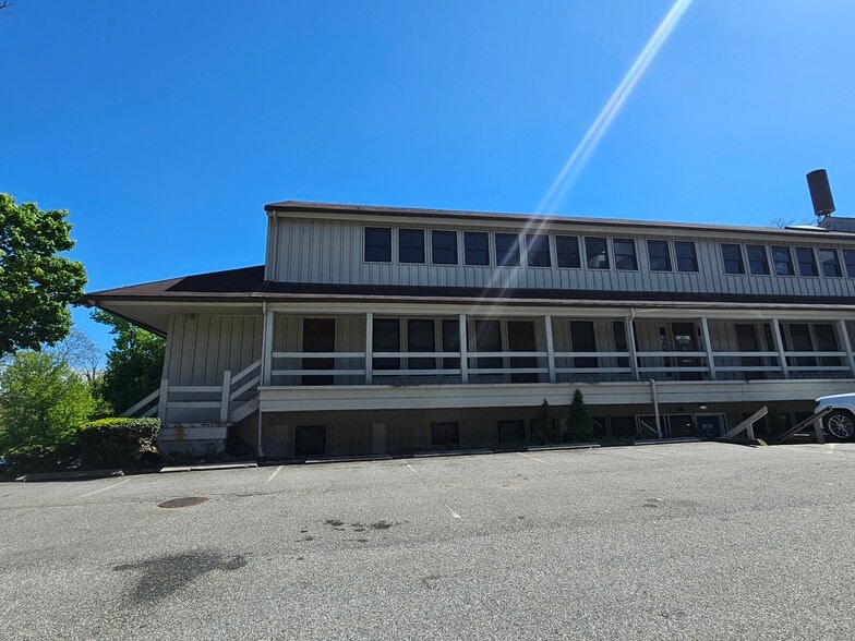 202 E Main St, Huntington, NY for lease - Building Photo - Image 2 of 35