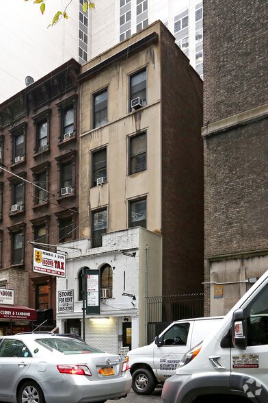 146 E 46th St, New York, NY à louer - Photo du bâtiment - Image 2 de 7