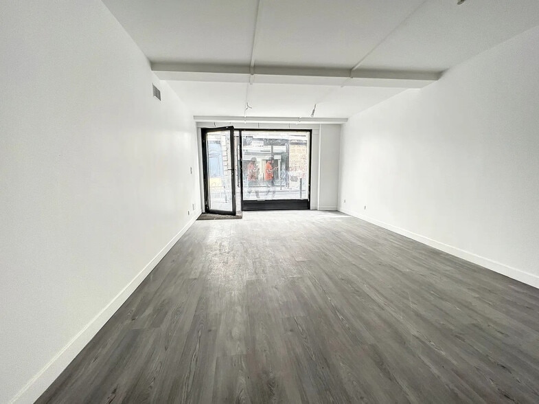 Retail in Paris for lease - Building Photo - Image 2 of 3