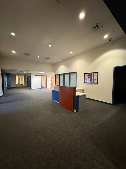 75 Hawk Rd, Warminster Township, PA à louer - Photo du bâtiment - Image 3 de 10