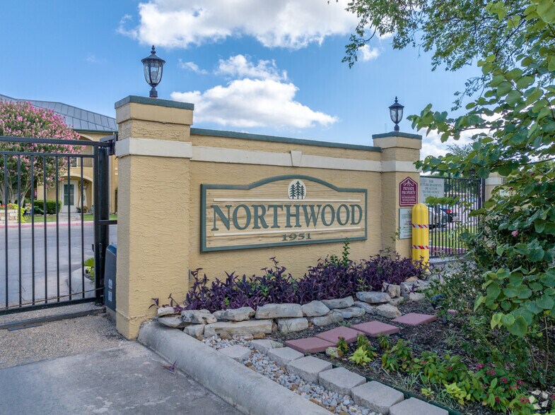 1925 Old FM 306, New Braunfels, TX à vendre - Photo du bâtiment - Image 2 de 18