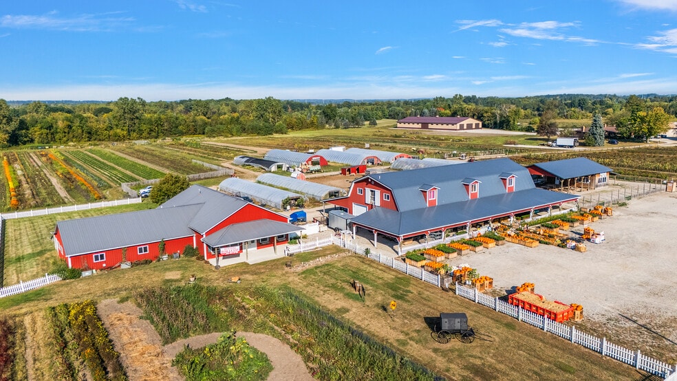 69475 Romeo Plank Rd, Armada, MI for lease - Primary Photo - Image 1 of 5