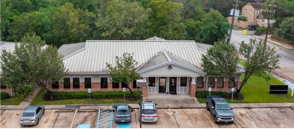 5751 Blythewood St, Houston, TX for lease - Building Photo - Image 1 of 5