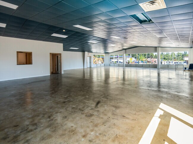 Plus de détails pour 512 Kanuga Rd, Hendersonville, NC - Commerce de détail à louer