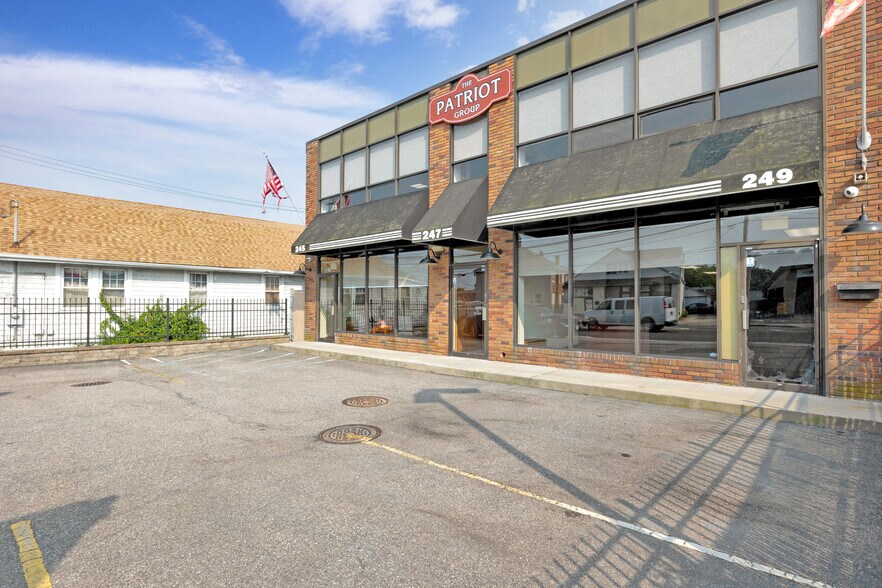 245-249 W Montauk Hwy, Lindenhurst, NY à louer - Photo du bâtiment - Image 3 de 22
