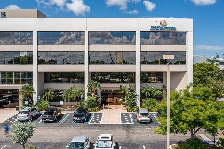 2001 W Sample Rd, Pompano Beach, FL à louer - Photo du bâtiment - Image 3 de 8