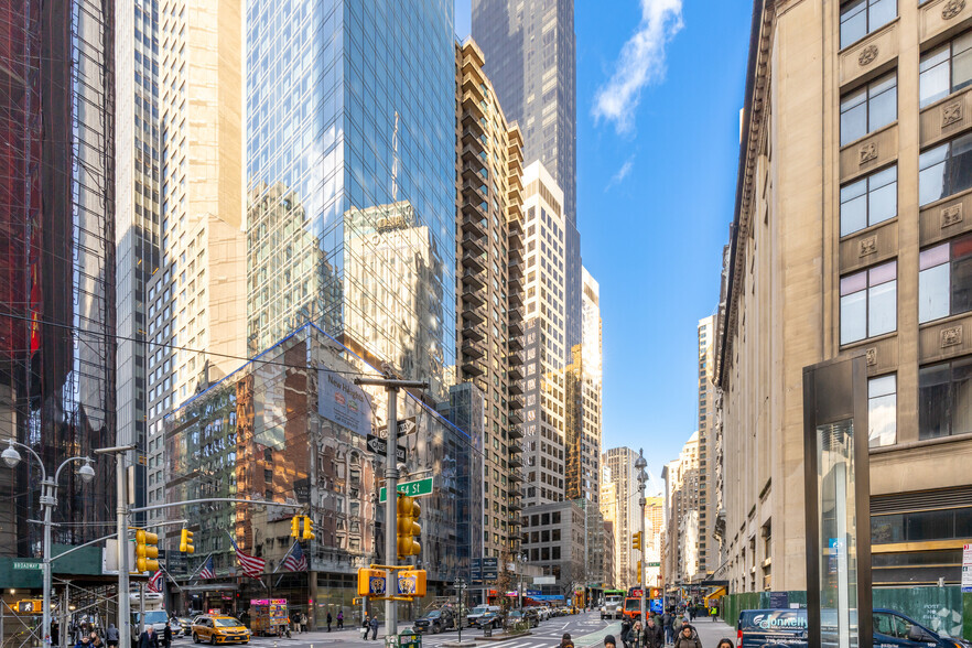 1721 Broadway, New York, NY à vendre - Photo du bâtiment - Image 1 de 1