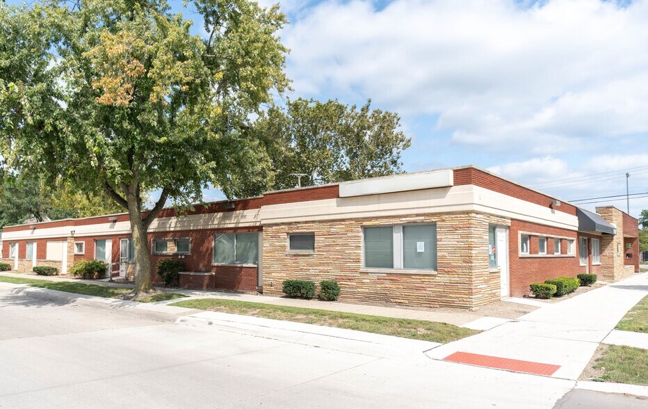 18101-18111 E Warren Ave, Detroit, MI à louer - Photo du bâtiment - Image 2 de 5