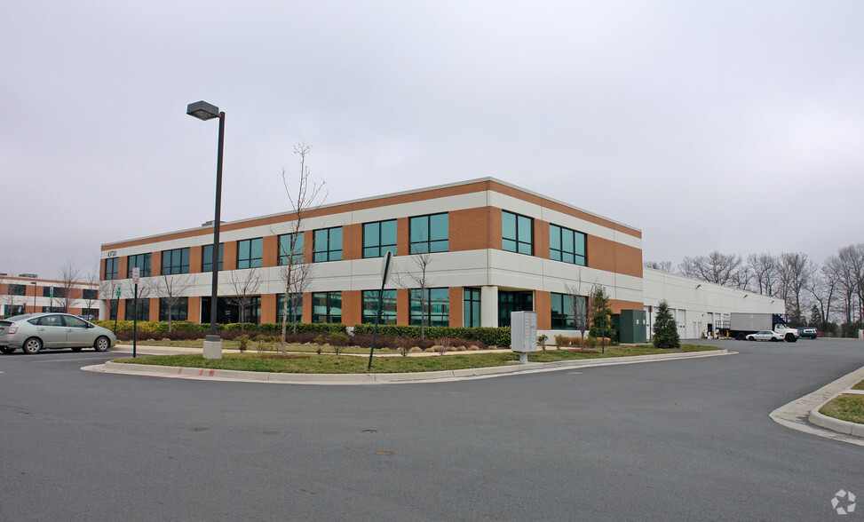 43720 Trade Center Pl, Sterling, VA for lease - Building Photo - Image 1 of 4