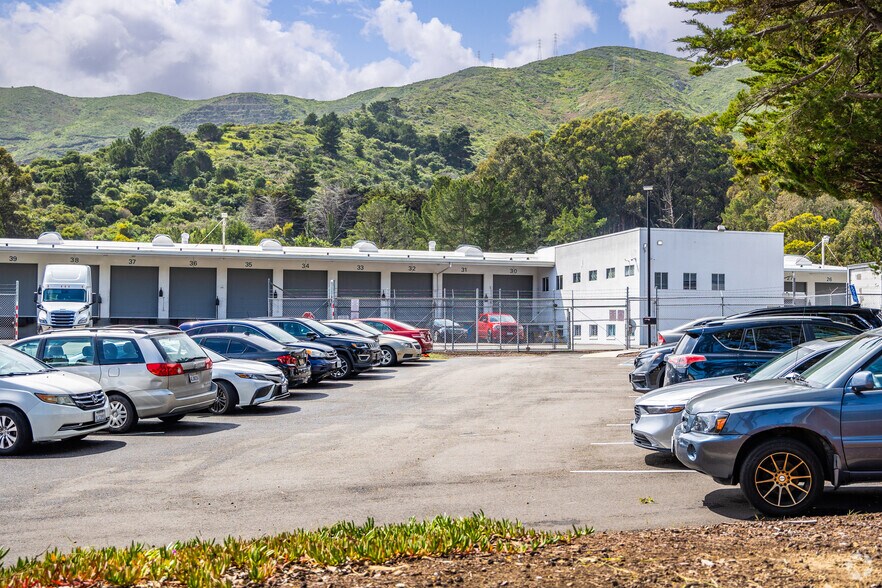 499 Valley Dr, Brisbane, CA à louer - Photo du bâtiment - Image 2 de 5