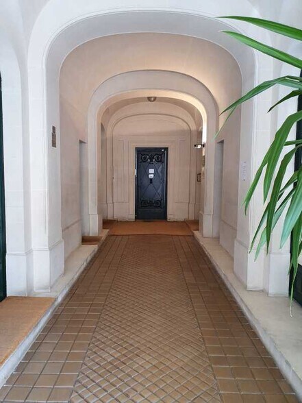 20 Rue Eugène Manuel, Paris for lease - Lobby - Image 3 of 8
