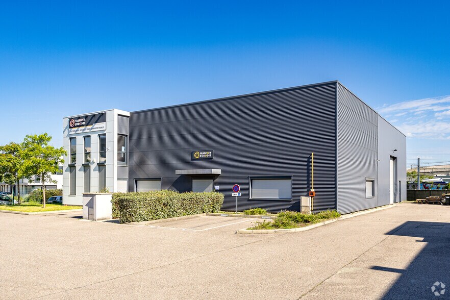 Local d'activités dans Vénissieux à vendre - Photo du bâtiment - Image 3 de 4