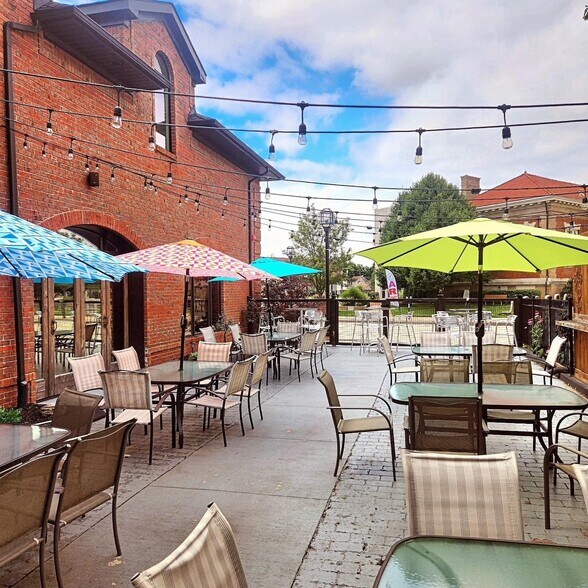 112 Macomb Pl, Mount Clemens, MI à vendre - Photo du bâtiment - Image 2 de 11