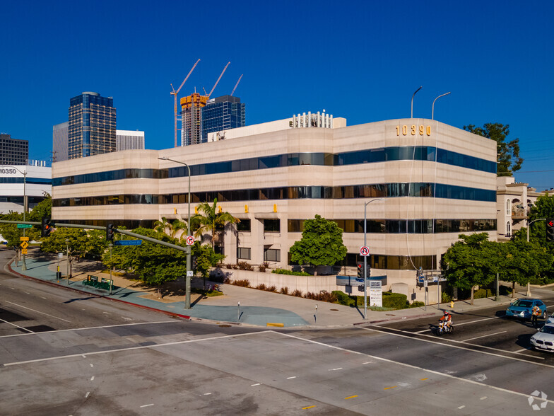 10390 Santa Monica Blvd, Los Angeles, CA à louer - Photo du bâtiment - Image 1 de 5