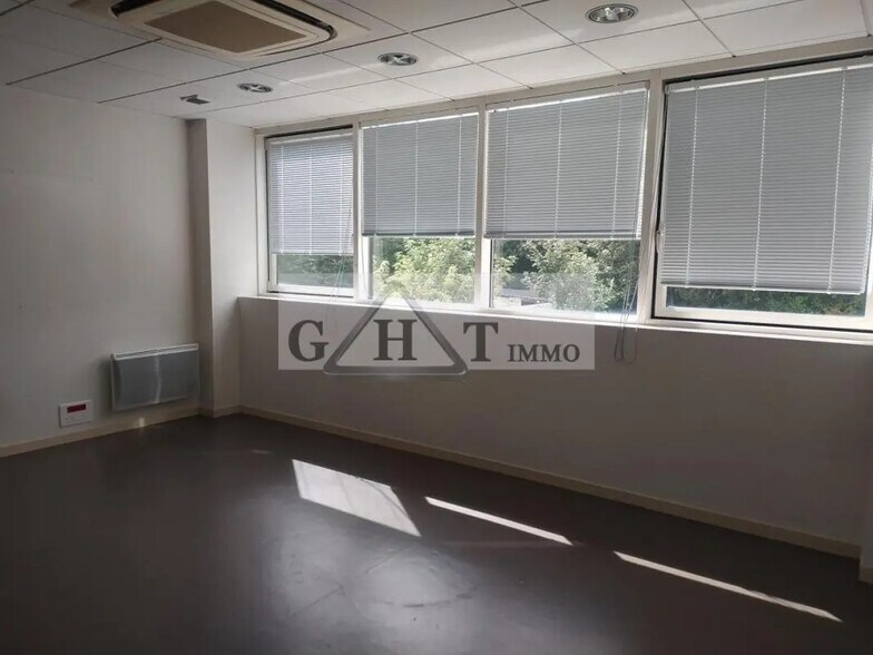 Retail in Torcy for sale - Building Photo - Image 2 of 7