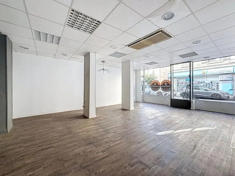 54 Rue De La République, Bourgoin-Jallieu for sale - Interior Photo - Image 3 of 11