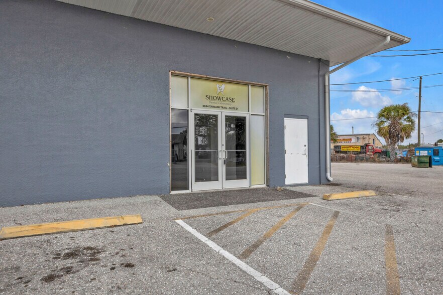 4694 Tamiami Trl, Port Charlotte, FL à louer - Photo du bâtiment - Image 3 de 36