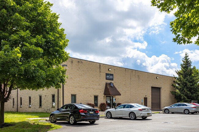 Plus de détails pour 51 Runway Dr, Levittown, PA - Industriel à louer