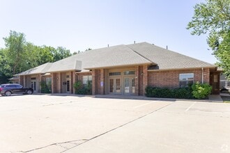 2816 NW 58th St, Oklahoma City, OK à louer Photo du bâtiment- Image 2 de 5