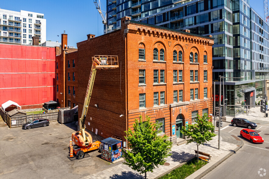 351 Boul Robert-Bourassa, Montréal, QC à louer - Photo du bâtiment - Image 2 de 4