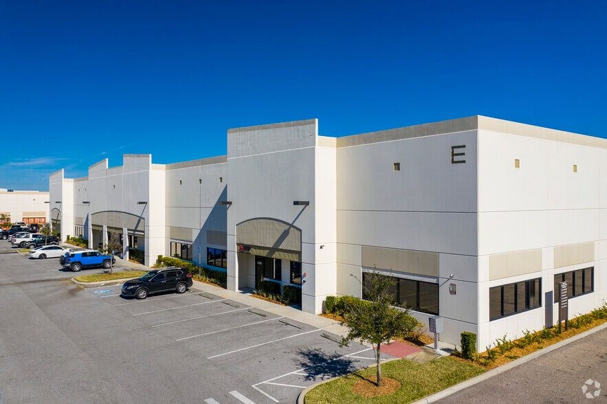 4570-4582 Eagle Falls Pl, Tampa, FL à louer - Photo du bâtiment - Image 2 de 6