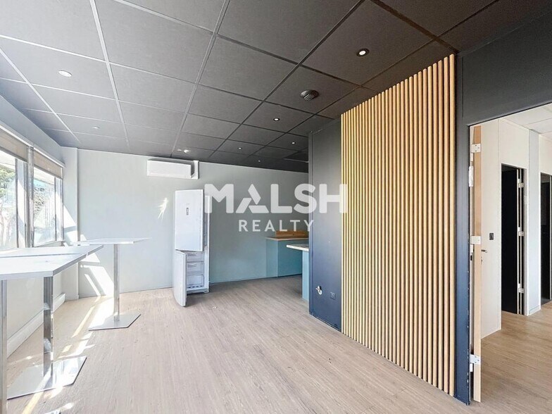 Office in Bron for lease - Interior Photo - Image 3 of 14