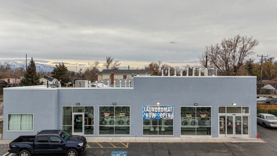Big Wash Laundromats portefeuille de 4 propriétés à vendre sur LoopNet.ca Photo du bâtiment- Image 1 de 5
