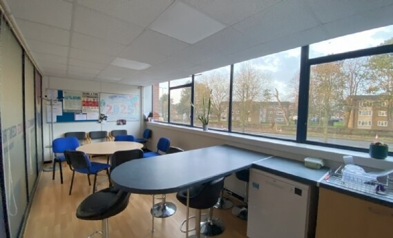 Raynesway, Derby à louer - Photo intérieure - Image 3 de 10