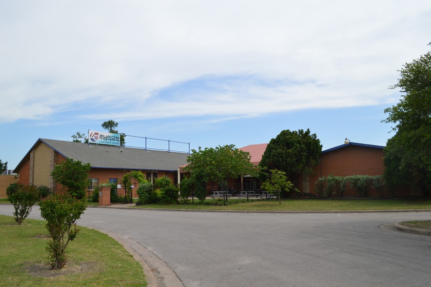 301 W Anderson Ln, Austin, TX à vendre - Photo du bâtiment - Image 3 de 15