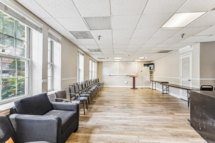 2807 Connecticut Ave NW, Washington, DC for sale - Interior Photo - Image 2 of 8