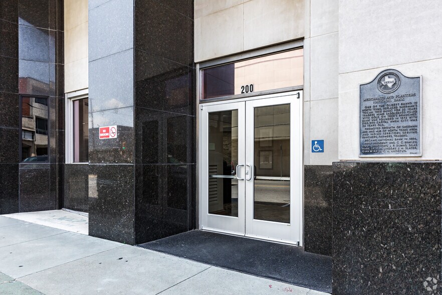 200 N Travis St, Sherman, TX à louer - Photo du bâtiment - Image 2 de 5