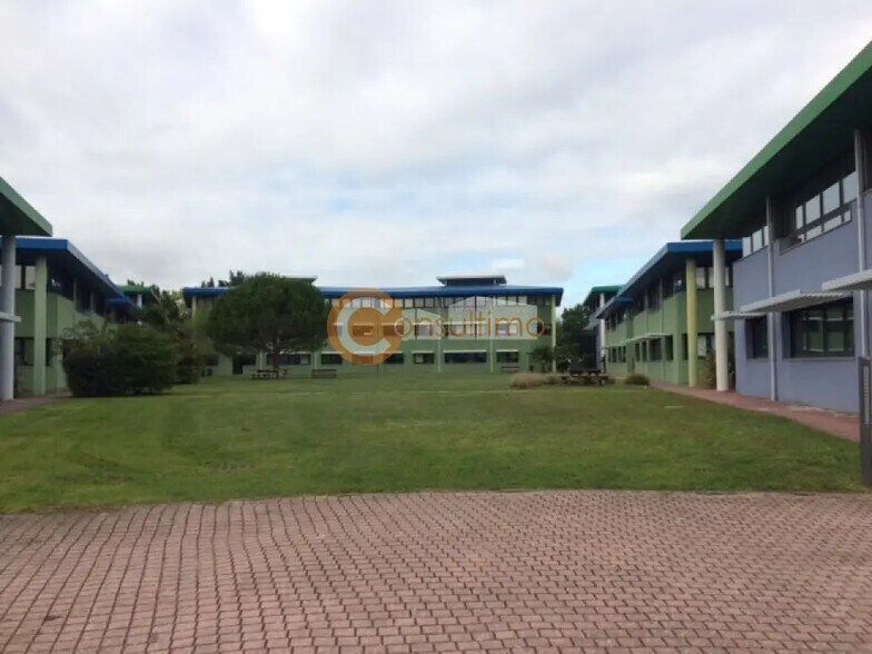 Office in Canéjan for lease - Primary Photo - Image 1 of 5